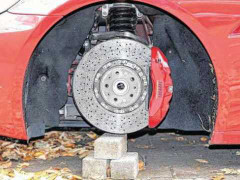 Siêu xe tiền tỷ cũng bị ‘chôm’ bánh xe