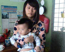 Bé 1 tuổi bị gãy hai chân ở nhà trẻ không phép