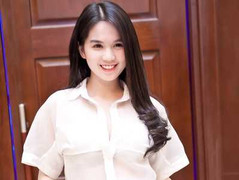 Ngọc Trinh mặc quần ngắn cũn khoe chân nuột nà