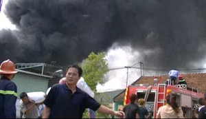 Hà Nội: Cháy lớn tại công ty sản xuất đệm mút