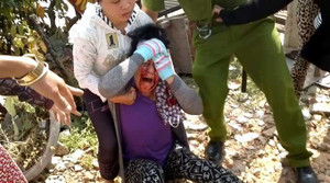 Clip: Chánh thanh tra Sở Y tế bổ cuốc vào đầu dân