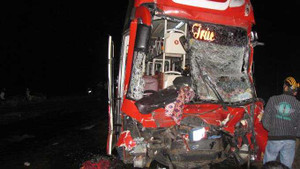 Xe khách đâm nhau kinh hoàng, hơn 30 người thương vong