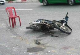 Chặn đầu xe tải hỏi chuyện, hai thanh niên nguy kịch