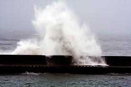 Bão số 12 giật cấp 15 trên biển Đông