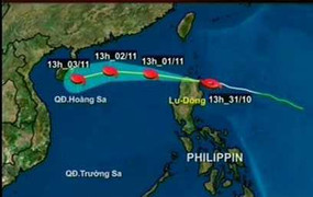 Video: Bão Krosa 'đánh võng' trên biển Đông