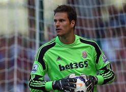 Thủ môn lập siêu phẩm kỷ lục thế giới