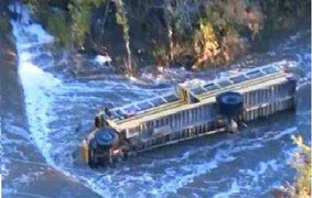 Xe buýt lao khỏi cầu, 10 học sinh thoát chết