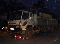 Xe tải kéo lê, cha chết, con nguy kịch