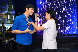 Phương Thanh phiêu bên trai trẻ trên sân tập Dấu ấn