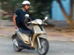 Nam thanh niên lái xe Liberty bằng chân