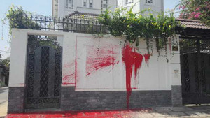 Nhà của phó chánh án bị ném vỏ chai, hắt sơn dầu