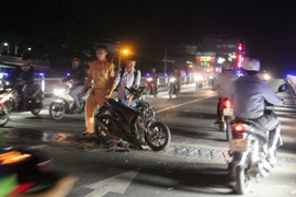 Cầu vượt thép hỗn loạn trong vụ tai nạn đầu tiên