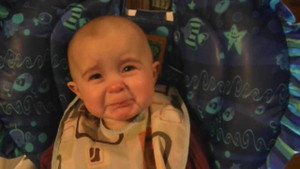 Clip 'hot': Bé 10 tháng tuổi rơi nước mắt khi nghe mẹ hát