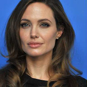 Angelina Jolie sức khỏe suy yếu sau phẫu thuật ngực