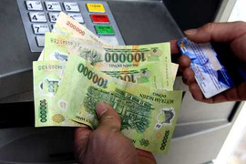 Cây ATM lỗi, 'tặng' gấp đôi số tiền khách rút