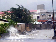Video: Bão chồng bão, rượt đuổi nhau tiến vào đất liền