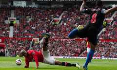 Ashley Young: Ngã vờ là nghề của chàng
