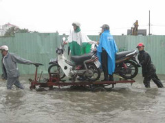 Hình ảnh dở khóc dở cười ở Sài Gòn mùa nước ngập