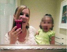 Mẹ bị giết, bé 3 tuổi đi bộ gần 2km đến nhà bà ngoại