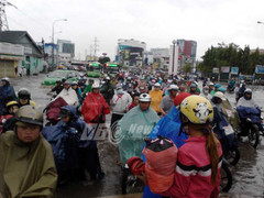 Ảnh hưởng áp thấp, phố Sài Gòn ngập nặng