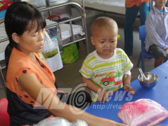 Con ung thư khóc không cho đưa xác bố vào quan tài