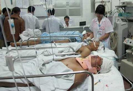 Hà Nội: Vật liệu rơi trúng đầu, 3 công nhân nguy kịch