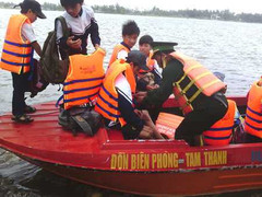 Dùng ca nô quân đội đưa học sinh vượt sông dữ