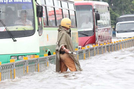 Ảnh: CSGT dầm mình lội nước điều tiết giao thông