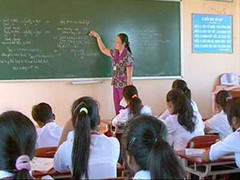 Sợ bị cho thôi việc, hàng trăm giáo viên hoang mang