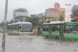 Hốt bạc triệu từ dịch vụ 'cứu xe' mùa lũ ở Sài Gòn