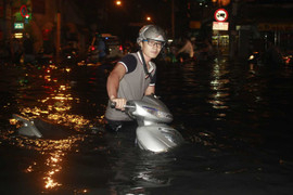 Video: Dân Sài Gòn 'bơi' trong biển nước