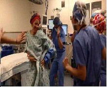 Bác sỹ và bệnh nhân nhảy tưng bừng trong phòng mổ