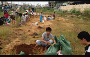Nỗi kinh hoàng hằn trong kí ức, người Đà Nẵng xe cát chèn cửa chống bão 'hủy diệt'