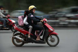 Bão áp sát bờ, miền Bắc chuyển lạnh, mưa trái mùa