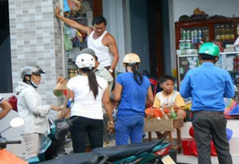 Lo sợ siêu bão Haiyan cô lập, rồng rắn tranh mua xăng tích trữ