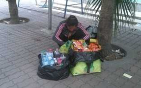 Qùa vặt bẩn bủa vây cổng trường Hà Nội