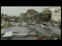 Video: Siêu bão Haiyan 'quần thảo' kinh hoàng