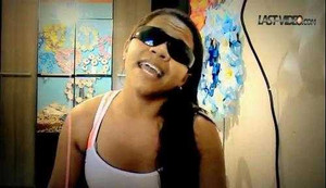 Hát quá dở, thiếu nữ bị đập xoong liên tiếp vào lưng