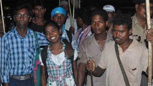 Khó tin chuyện cô gái có khả năng nói chuyện với voi rừng