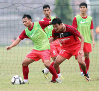 Tuyển Việt Nam đá giao hữu, ủng hộ đồng bào miền Trung