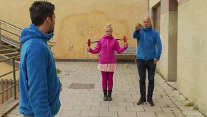 Clip lật tẩy màn biểu diễn phi dao rợn người