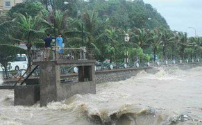 Tâm bão Haiyan ở Quảng Ninh, sóng biển cao 4m