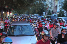 Đóng cầu Lê Văn Sỹ, giao thông Sài Gòn hỗn loạn