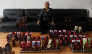 Người đàn ông đi giày nặng gần 400kg để chữa bệnh