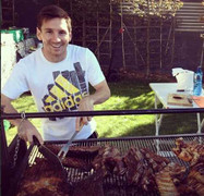 Messi chấn thương đau đớn: Lý do chẳng ai ngờ