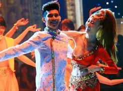 Ngân Khánh bị 'sờ gáy' vụ lộ vòng một trên sân khấu