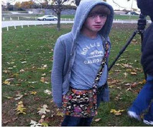 Đeo túi xách nữ, nam sinh bị đình chỉ học