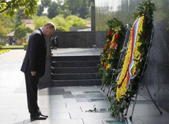 Video: Tổng thống Putin viếng lăng Chủ tịch Hồ Chí Minh
