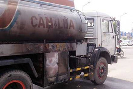 Xe bồn chở đầy xăng bốc cháy, tài xế lái thoát khỏi khu dân cư