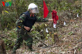 'Mục kích' lính công binh truy tìm 'thần chết'